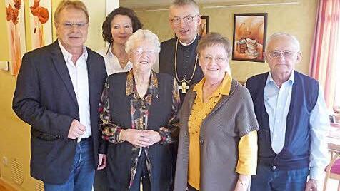 Meta Heim (Dritte von links) zusammen mit (von links) Bürgermeister Wolfgang Beiergrößlein, ihrer Nichte Angelika Förtsch, ihrem Neffen Abt Dr. Maximilian Heim sowie ihrer Schwester Marianne Ziegler mit Ehemann Alfred