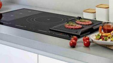 Kochen mit der schnellen und sicheren Induktion ist zeitgemäßer Küchenstandard. In der Verbrauchergunst ganz oben: Vollflächen-Induktion und Kochstellen mit flexibler Induktion.  Fotos: AMK