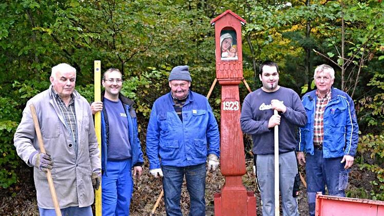 Das Werk ist vollbracht. Der Bildstock "Rote Marter" steht. Darüber freuen sich von links: August Bohley, Dieter Schmitt, Konrad Steinmetz, Christian Schmitt und Heinz Fausten. Foto: Friedrich Roth