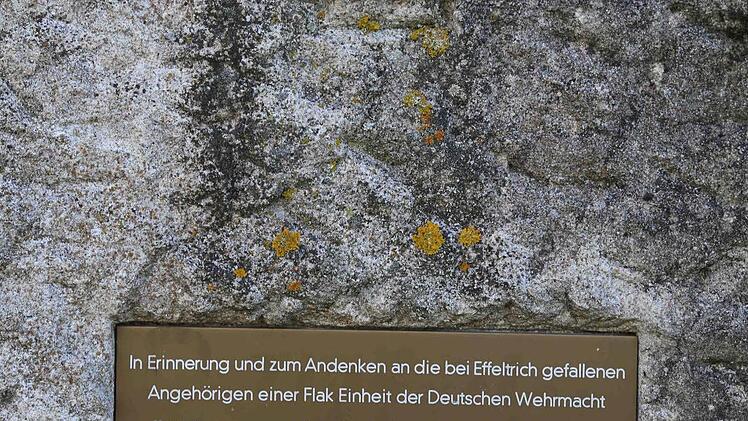 ... mit der Erinnerungstafel erinnert an die Soldaten. Foto: Franz Galster