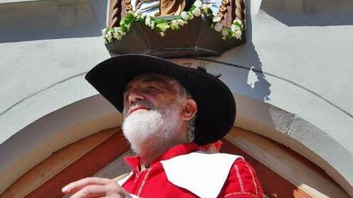 Spielleiter Bruno Eckert begrüßte die Gäste. Foto: Sigismund von Dobschütz