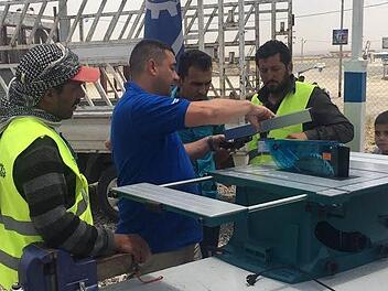 Tobias Burger zeigt Flüchtlingen im Irak, worauf es beim sicheren Umgang mit einer Kreissäge ankommt.  Foto: privat