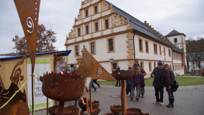 Eine bunte Palette von an Angeboten gab es auf dem Klosterareal und im Klosterladen von Maria Bildhausen. Foto: Anton Then