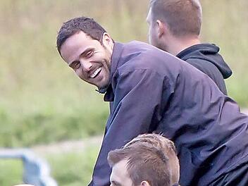 Erik Vetter hat gut lachen. Der 31-j&auml;hrige Trainer des Kreisklassisten DJK/TSV R&ouml;dental wird an der neuen Saison beim FC Coburg einsteigen. Er &uuml;bernimmt dann den "Talentschuppen" - sprich die derzeit in der Kreisliga Coburg um den Klassenerhalt k&auml;mpfende Reserve-Mannschaft. Fotos: CT-Archiv