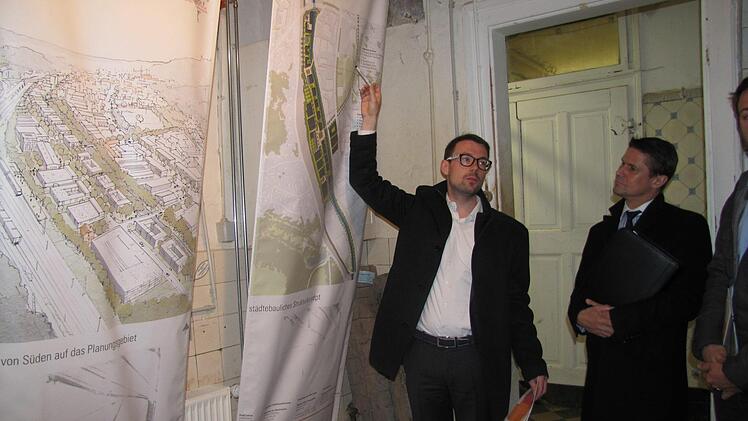 Alexander Gleußner von der Wirtschaftsförderungsgesellschaft der Stadt Coburg (wifoeg) erläutert das Entwicklunggebiet Schlachthof/Güterbahnhof. Daneben steht WSCO-Geschäftsführer Christian Meyer. Foto: Martin Koch