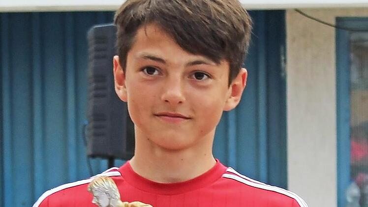 Torsch&uuml;tzenk&ouml;nig: Dustin Forkel