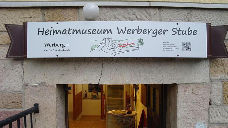 Auch das Schild am Eingang der Werberger Stube wurde mit einem neuen Logo, Kontaktanschrift und QR-Code versehen. Foto: Stephanie Elm