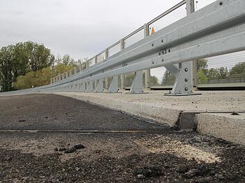 Neue Asphaltschicht, neue Fugen - die Überführung im Norden Zapfendorfs musste schon vor der Eröffnung repariert werden. Fotos: Tobias Kindermann