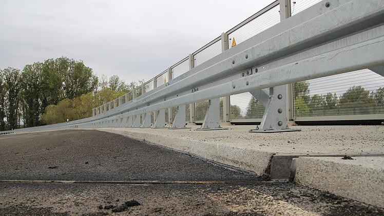 Neue Asphaltschicht, neue Fugen - die Überführung im Norden Zapfendorfs musste schon vor der Eröffnung repariert werden. Fotos: Tobias Kindermann