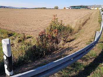 Auf dieser Fläche vis-à-vis vom Valeo-Werk Fischbach (rechts) entsteht der Solarpark. Links hinten liegt Eberns Stadtteil Frickendorf. Fotos: Eckehard Kiesewetter