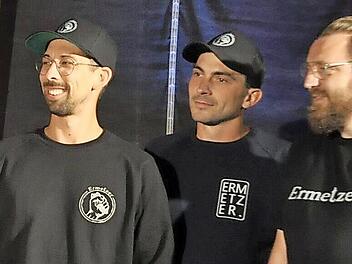 Ihre neue Bierkreation „Ermetzer“ aus Ermershausen schenkten (von links) Patrick Hörner, Patrick Rädlein und Andreas Engmann aus, wofür es von den Gästen viel Applaus gab.