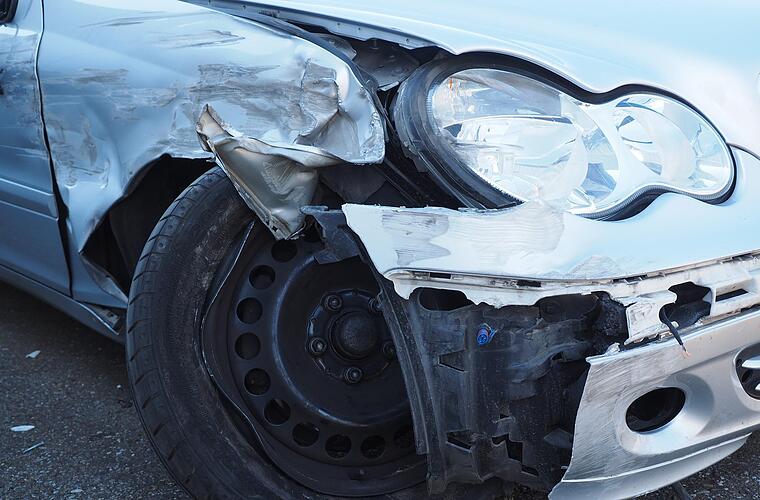 Unfall in Seßlach: Fahrzeug hat "nur noch Schrottwert" - Fahrerin kommt von Straße ab, Auto überschlägt sich