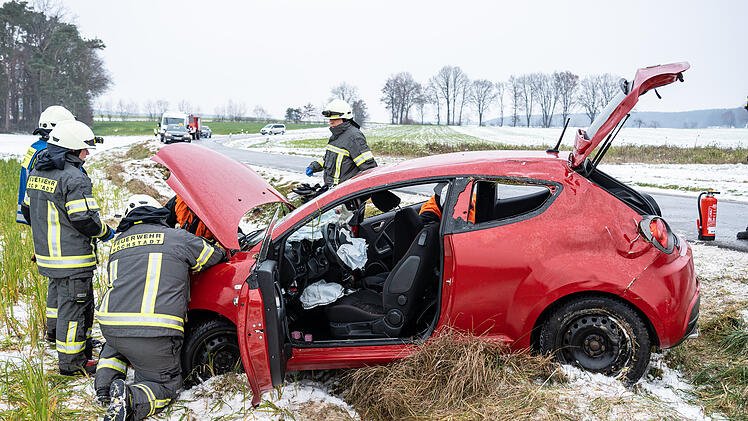 Eisregen in Franken: Zahlreiche Glätteunfälle aufgrund vereister Fahrbahnen