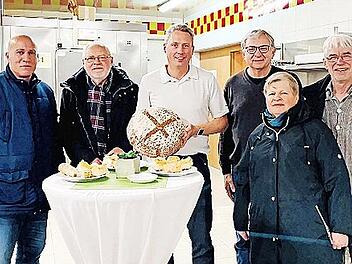 Unser Bild zeigt die Vertreter der Flüchtlingsbetreuung bei der Spendenübergabe mit Bäckermeister Christian Polster (Bildmitte).
