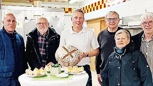 Unser Bild zeigt die Vertreter der Flüchtlingsbetreuung bei der Spendenübergabe mit Bäckermeister Christian Polster (Bildmitte).