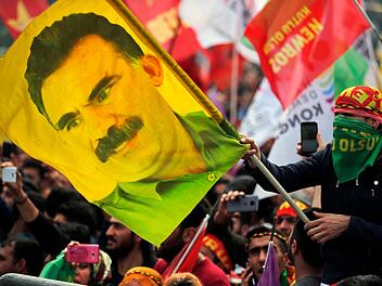 Fahne mit Bild von PKK-Chef Öcalan