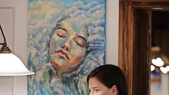 Mariya Golubka erl&auml;utert in Kirchehrenbach eines ihrer zahlreichen ausgestellten Werke.