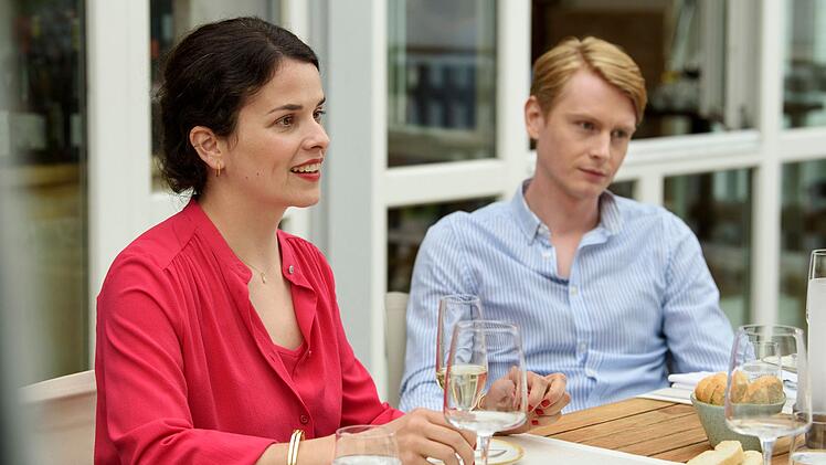 Kai Kaminski (Lukas Zumbrock) kommt &uuml;berraschend mit seiner neuen Freundin Sophie Trafeur (Maxine Kazis) zu Besuch.