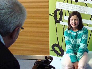 Der Bayerische Rundfunk suchte das Gespräch mit den Schülern. Annika Löffler setzte sich mit den sozialen Netzwerken bei den Fragen und Antworten auseinander.  Foto: Schule