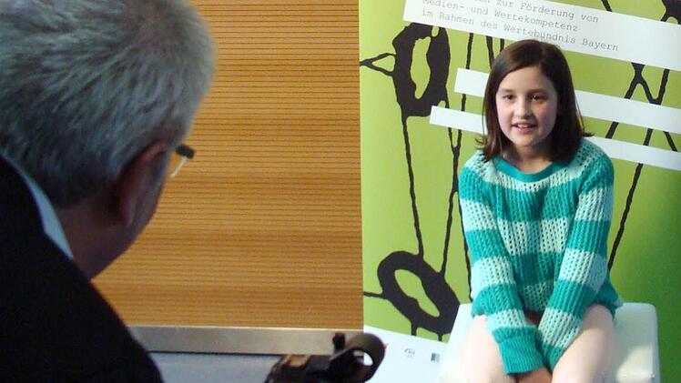 Der Bayerische Rundfunk suchte das Gespräch mit den Schülern. Annika Löffler setzte sich mit den sozialen Netzwerken bei den Fragen und Antworten auseinander.  Foto: Schule