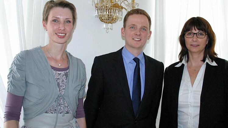 Bürgermeister Ehrlicher mit seinen Stellvertreterinnen: Mit Christina Butterer (rechts) von der Fraktion Bürgerverein Bad Rodach/Bad Rodacher Bürgergemeinschaft als 2. Bürgermeisterin und Nina Klett (links) von der CSU als 3. Bürgermeisterin stehen Bürgermeister Tobias Ehrlicher zukünftig zwei Stellvertreterinnen zur Seite. Beide konnten sich bei geheimen Stichwahlen in der konstituierenden Sitzung des neuen Bad Rodacher Stadtrats am Montagabend im Jagdschloss gegen den SPD-Kandidaten Axel Do...