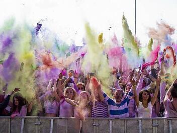 Auf Kommando bunte Farbbeutel werfen, dazu Musik und Action: Das alles versprechen die Veranstalter des Holi-Festes am Sonntag auf dem Gelände der Coburg Locals.  Foto: Tobias Hofmann/bam-Agentur