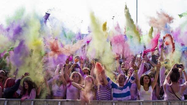 Auf Kommando bunte Farbbeutel werfen, dazu Musik und Action: Das alles versprechen die Veranstalter des Holi-Festes am Sonntag auf dem Gelände der Coburg Locals.  Foto: Tobias Hofmann/bam-Agentur