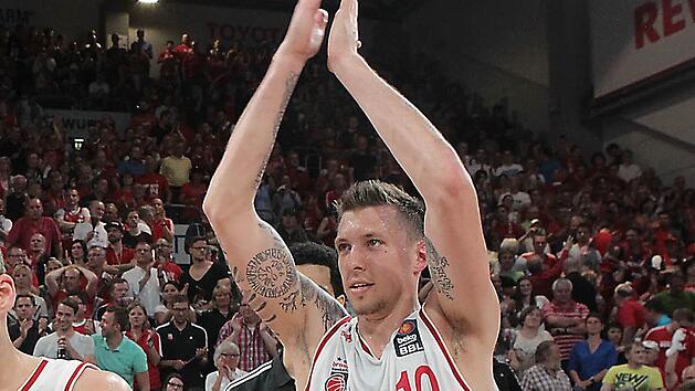 Daniel Theis bedankt sich nach dem Spiel bei den Fans f&uuml;r die gro&szlig;artige Unterst&uuml;tzung.