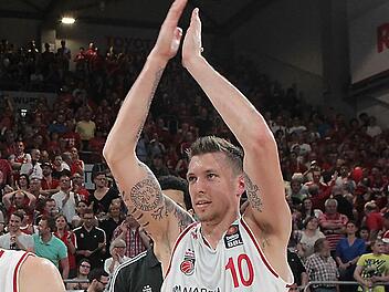 Daniel Theis bedankt sich nach dem Spiel bei den Fans für die großartige Unterstützung.