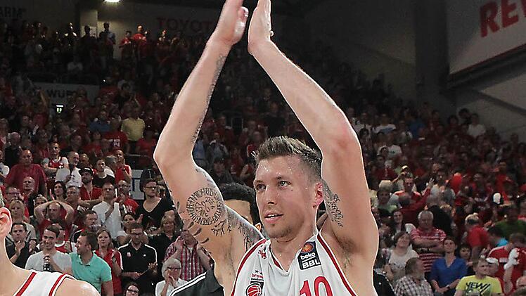 Daniel Theis bedankt sich nach dem Spiel bei den Fans für die großartige Unterstützung.