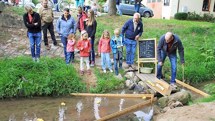 Zieleinlauf: Michael Bezdeka (rechts) nahm die ankommenden Plastikentchen in Empfang und registrierte deren Nummern für die Auswertung. Foto: Helmut Will