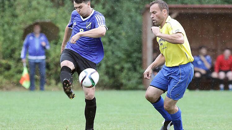 Der Stübiger Dieter Hemmer (r.) kann den Wernsdorfer Thilo Hommel nicht hindern zu flanken. Fotos: sportpress