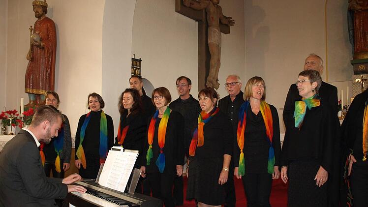 Ein Teil des Gospelchors "Rainbow" mit dem Chorleiter Peter Cervenec an der Orgel. Foto: Susanne Deuerling