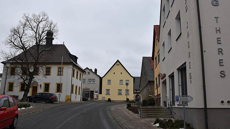 Die Gemeinde Theres möchte einen BayernWLAN-Hotspot am Gebäude der Verwaltungsgemeinschaft (VG) in Obertheres (rechts) anbringen.