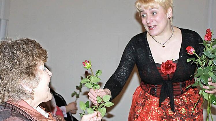 Wenn schon Rosen, dann auch verteilen: Einen ganzen Strauß wurde die Sopranistin singend beim Publikum los.  Foto: Markus Häggberg