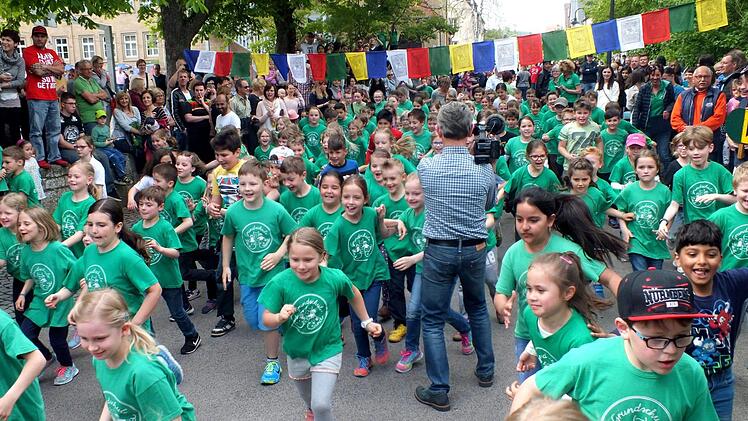 Auf in das Rennen um vorher ausgehandelte Sponsorengelder hieß es beim Massenstart der Grundschulklassen 1 bis 3.