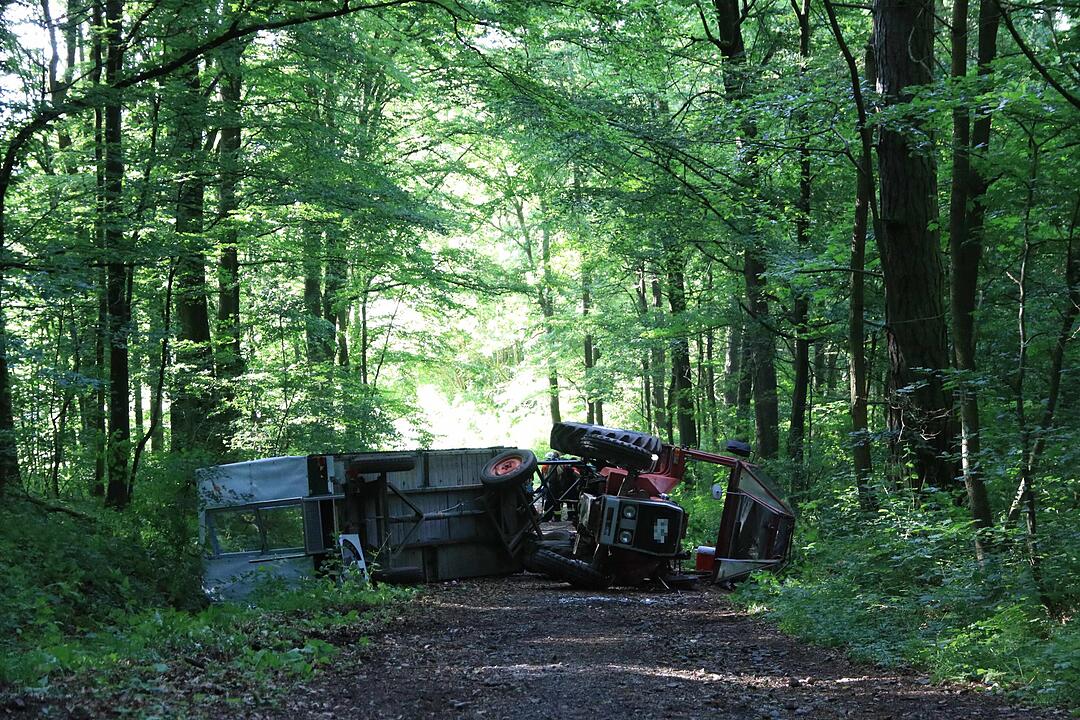 Traktor kippt bei Falkenberg um - 13 Verletzte