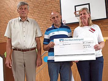 Rektorin Martina Musmann-J&auml;ger bedankte sich f&uuml;r die Spende des Obst-und Gartenbauvereins Mistelfeld f&uuml;r den Spielplatz in H&ouml;he von 1000 Euro, die der Vorsitzende Uli Zech und der 2. Vorsitzende Rudi Morgenroth (von rechts) &uuml;bergaben. Foto: Alfred Thieret