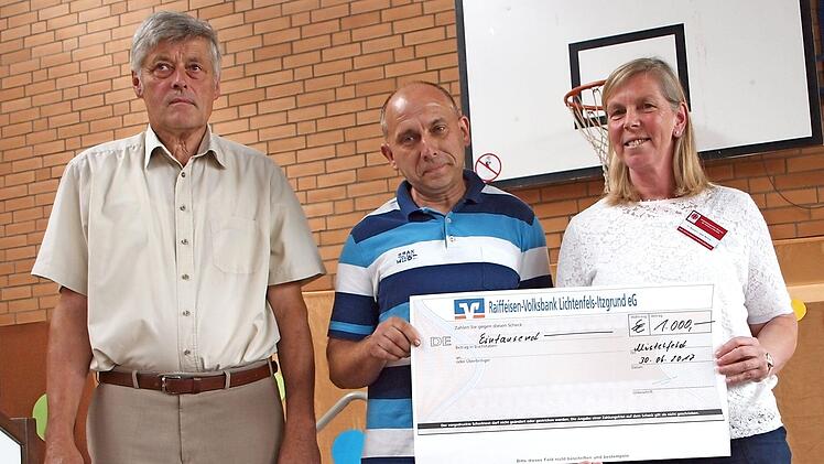 Rektorin Martina Musmann-J&auml;ger bedankte sich f&uuml;r die Spende des Obst-und Gartenbauvereins Mistelfeld f&uuml;r den Spielplatz in H&ouml;he von 1000 Euro, die der Vorsitzende Uli Zech und der 2. Vorsitzende Rudi Morgenroth (von rechts) &uuml;bergaben. Foto: Alfred Thieret