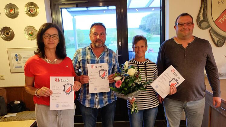 Ehrungen standen beim TSV Thundorf an (von links):  Margit St&uuml;rmer (25 Jahre), Heribert Kl&ouml;ffel (40 Jahre), Gudrun G&ouml;bel (25 Jahre) und  Dieter B&uuml;chner (1. Vorsitzender), Foto: Philipp Bauernschubert