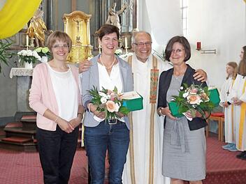Pfarrer Edwin Ziegler verabschiedete zusammen mit Gemeindereferentin Barbara Voll (links), Melitta Wehner und Anette Schmitt (rechts) aus dem Pfarrgemeinderat. Es fehlt Melanie Binder.  Foto: Wolfgang Wimmel