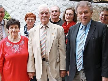 Diamantene Hochzeit feierten Edeltraud und Ludwig Melzer (vorne) in Wartenfels. Neben Nachbarn und Familie gratulierten (hinten, von links) Kreisrat Erhard Hildner, Pfarramtssekretärin Liane Heiß und (vorne, rechts) Bürgermeister Siegfried Beyer. Foto: Klaus Klaschka