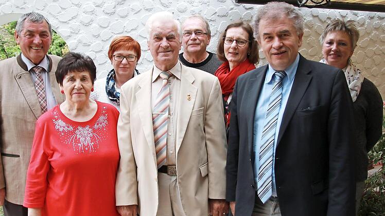 Diamantene Hochzeit feierten Edeltraud und Ludwig Melzer (vorne) in Wartenfels. Neben Nachbarn und Familie gratulierten (hinten, von links) Kreisrat Erhard Hildner, Pfarramtssekretärin Liane Heiß und (vorne, rechts) Bürgermeister Siegfried Beyer. Foto: Klaus Klaschka