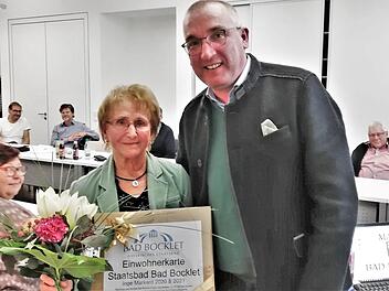 Bürgermeister Andreas Sandwall bedankte sich bei Inge Markard für ihr außergewöhnliches Engagement als ehrenamtliche Seniorenbeauftragte.  Foto: Sigismund von Dobschütz