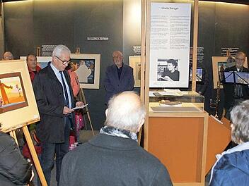 Zum 100. Geburtstag von Gisela Harupa wurde im Bibelkeller in Haßfurt eine Sonderausstellung mit Bildern der Künstlerin eröffnet. Bürgermeister Günther Werner (Vierter von links) hielt eine kurze Ansprache. Fotos: Sabine Weinbeer