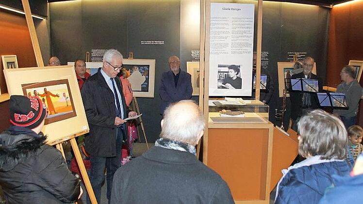 Zum 100. Geburtstag von Gisela Harupa wurde im Bibelkeller in Haßfurt eine Sonderausstellung mit Bildern der Künstlerin eröffnet. Bürgermeister Günther Werner (Vierter von links) hielt eine kurze Ansprache. Fotos: Sabine Weinbeer