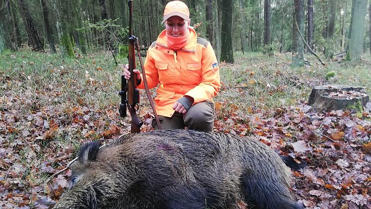 Perfekter Blattschuss: Diesen kapitalen Keiler mit fast 140 Kilogramm erlegte Anna Then bei einer Drückjagd. Foto: Then