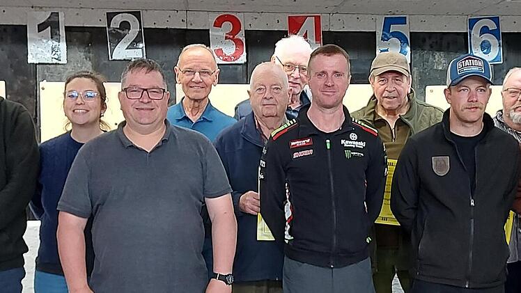 Ehrungen und Neuwahlen bei den Freihandsch&uuml;tzen: G. Fr&ouml;hlich, J. S&uuml;nkel, M. Haupt, J. Falkenberg, K. M&uuml;ller, G. Kaiser, G. Schlott, M. Clau&szlig;, W. Zenglein, K. Sch&ouml;lzke, D. G&ouml;bel, D. Rentzsch, T. Heim&uuml;ller und A. Haupt.