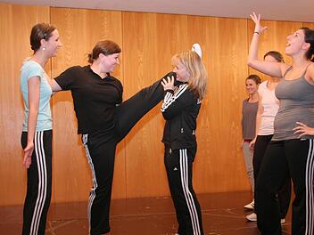 Susanne Neuner, Viktoria Dauer sowie Christina Marsching (v.l.) üben vor der anstehenden Faschingssaison noch mit ihrer Trainerin Doris Hohmann. Fotos: fra-press