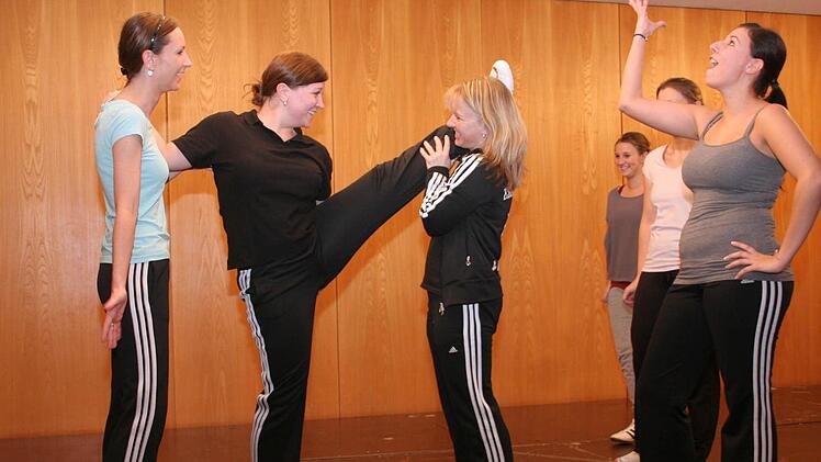 Susanne Neuner, Viktoria Dauer sowie Christina Marsching (v.l.) üben vor der anstehenden Faschingssaison noch mit ihrer Trainerin Doris Hohmann. Fotos: fra-press